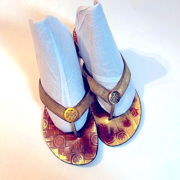 Tory Burch Thora Logo Embossed Leather Gold Thong Flat Sandals Sz 8 Women - Picture 4 of 7